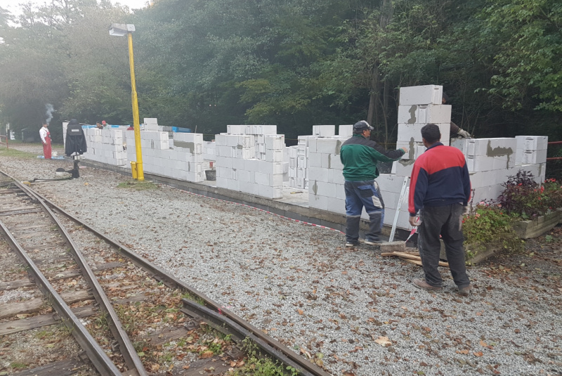 Staviame staničnú budovu Staviame staničnú budovu