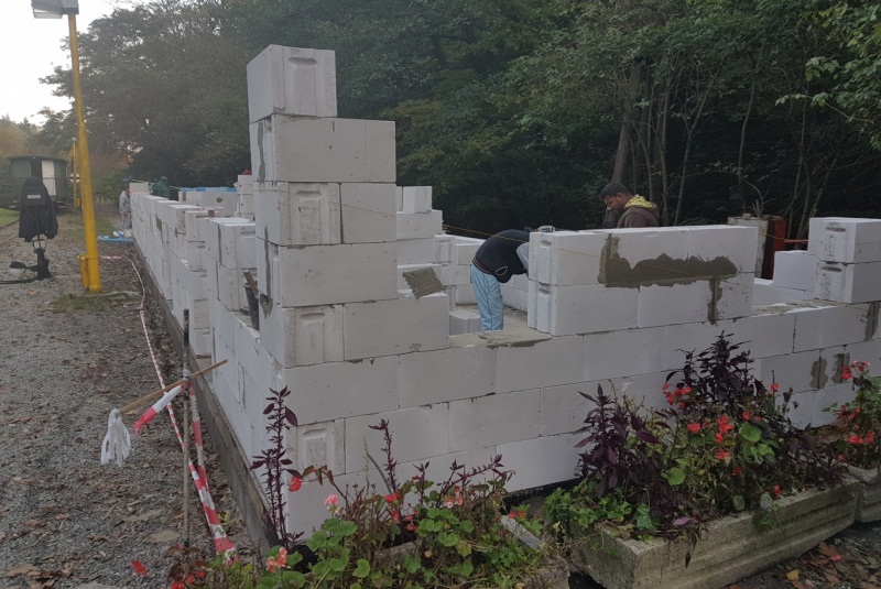 Staviame staničnú budovu Staviame staničnú budovu