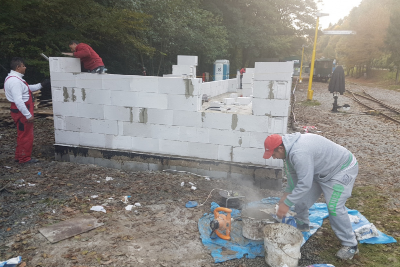 Staviame staničnú budovu Staviame staničnú budovu