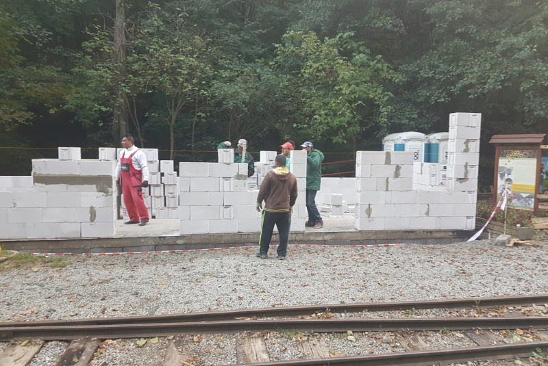 Staviame staničnú budovu Staviame staničnú budovu