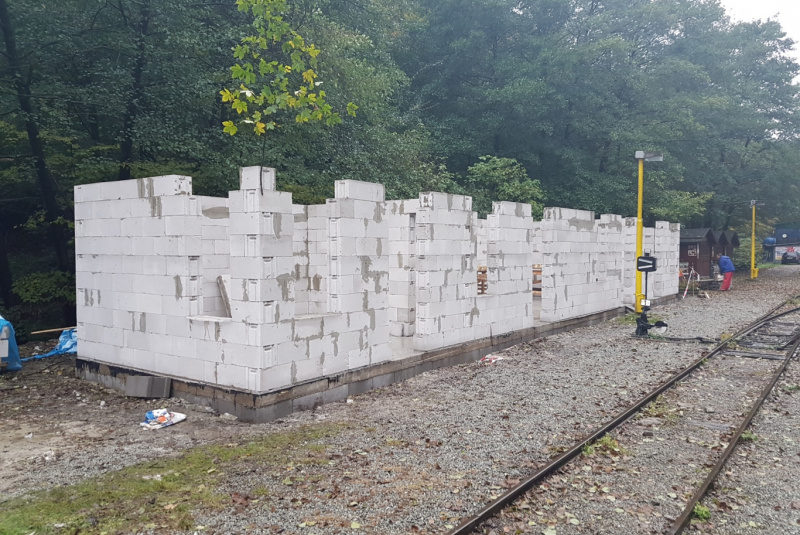 Staviame staničnú budovu Staviame staničnú budovu