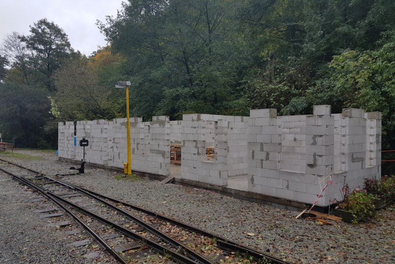 Staviame staničnú budovu Staviame staničnú budovu