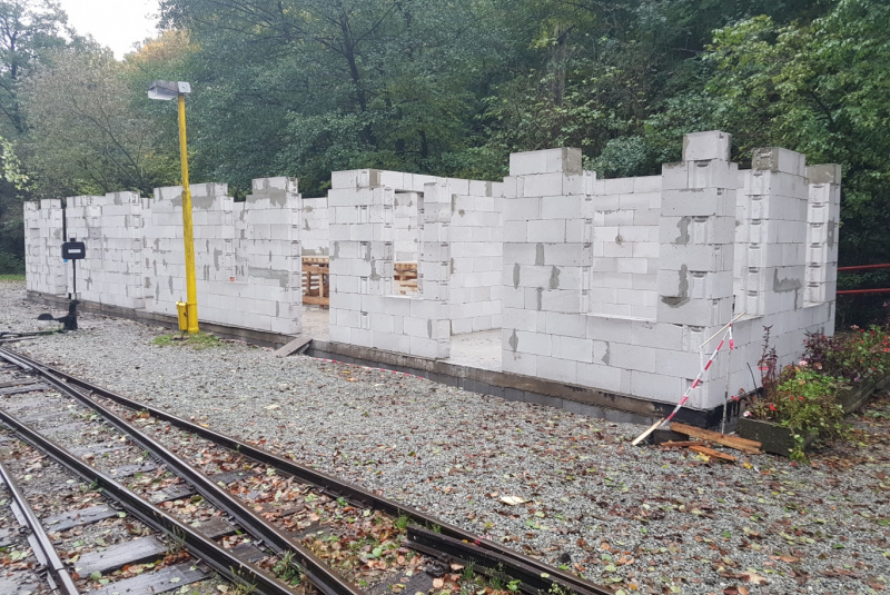 Staviame staničnú budovu Staviame staničnú budovu