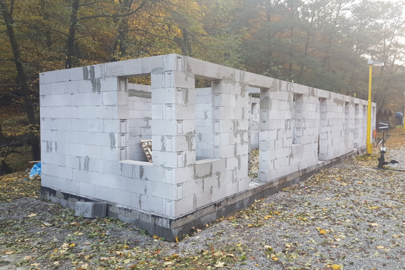 Staviame staničnú budovu Staviame staničnú budovu