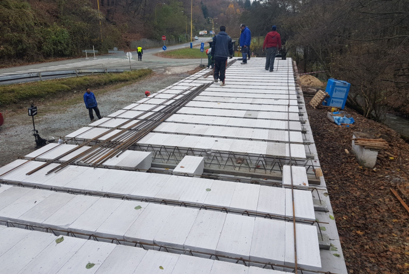 Staviame staničnú budovu Staviame staničnú budovu