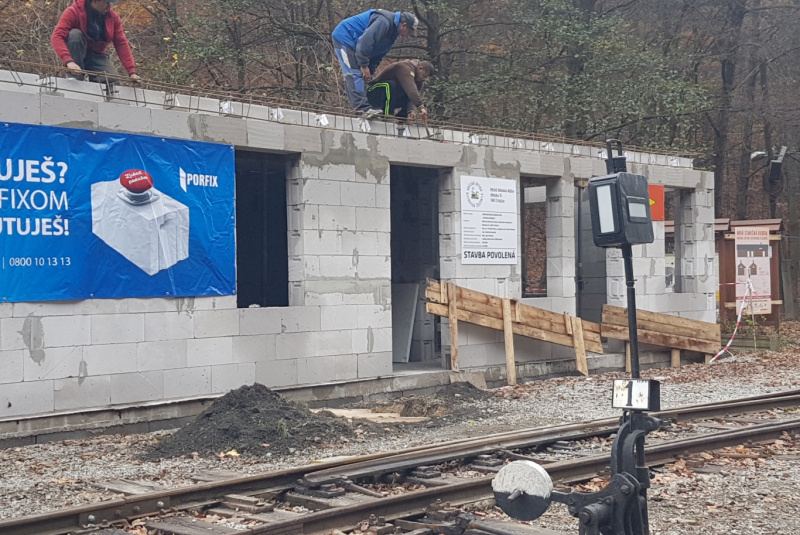 Staviame staničnú budovu Staviame staničnú budovu