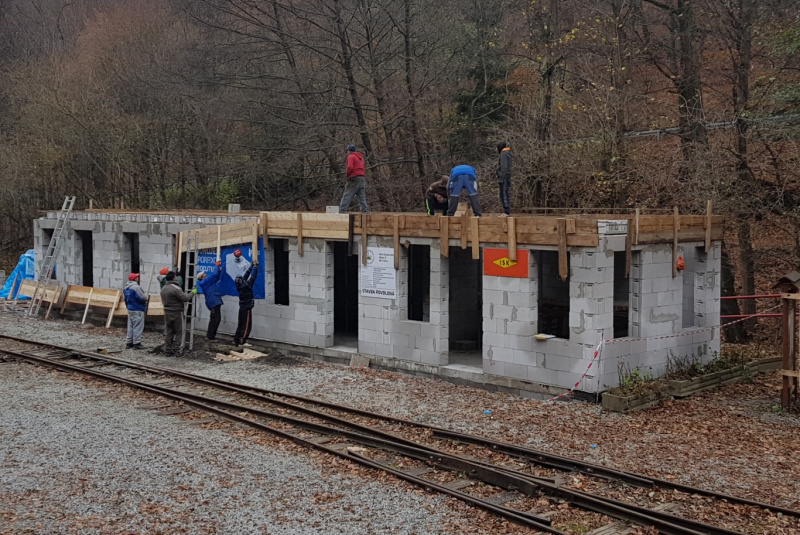 Staviame staničnú budovu Staviame staničnú budovu