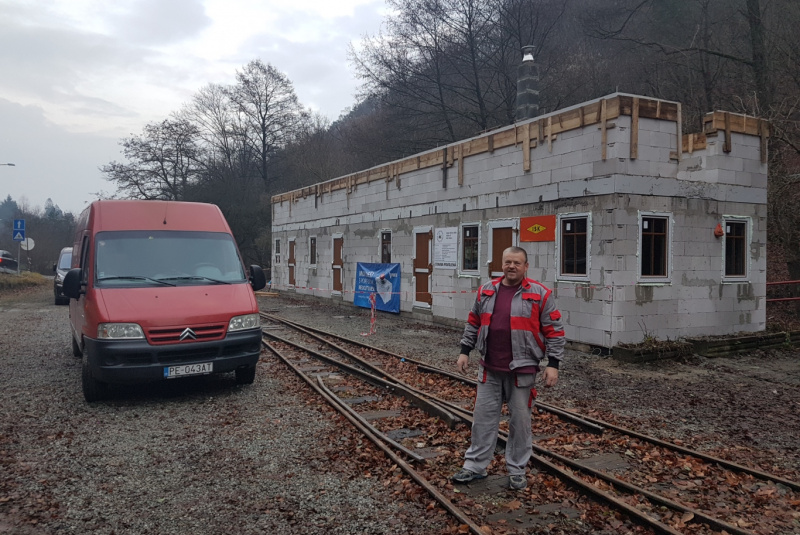 Staviame staničnú budovu Staviame staničnú budovu