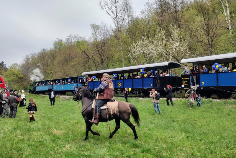  Slávnostné otvorenie s prepadom vlaku