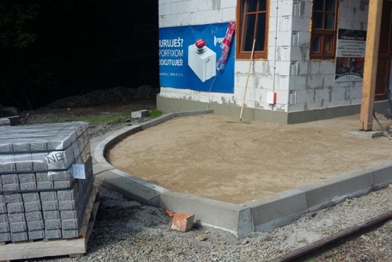 Výstavba nového nástupišťa Výstavba nového nástupišťa