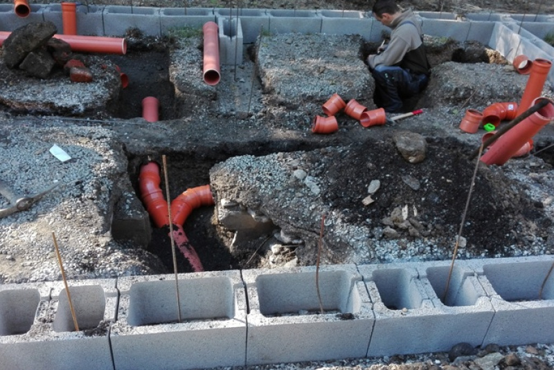 Staviame staničnú budovu Staviame staničnú budovu