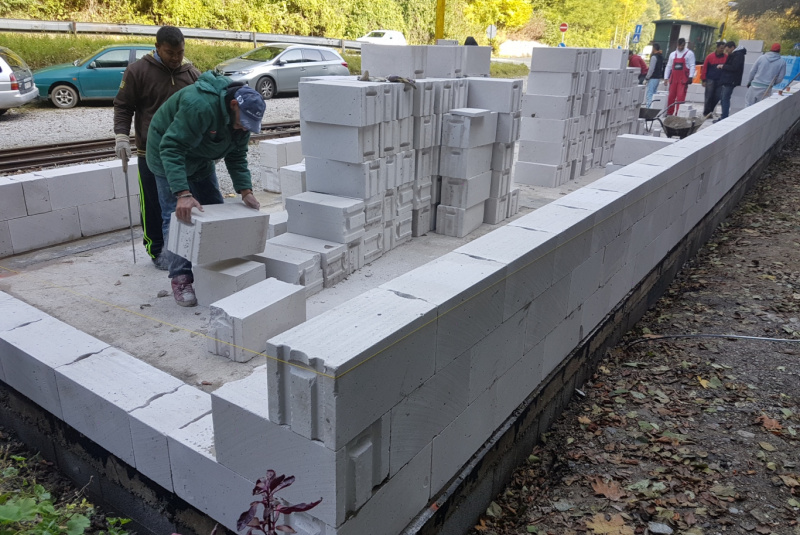 Staviame staničnú budovu Staviame staničnú budovu