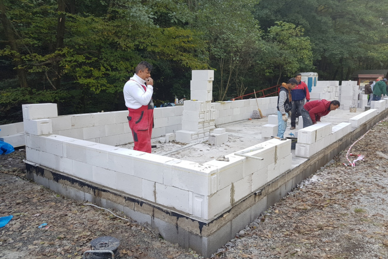 Staviame staničnú budovu Staviame staničnú budovu