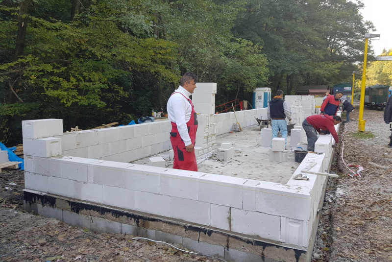 Staviame staničnú budovu Staviame staničnú budovu