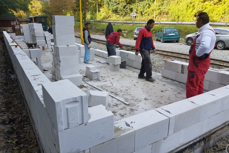 Staviame staničnú budovu Staviame staničnú budovu