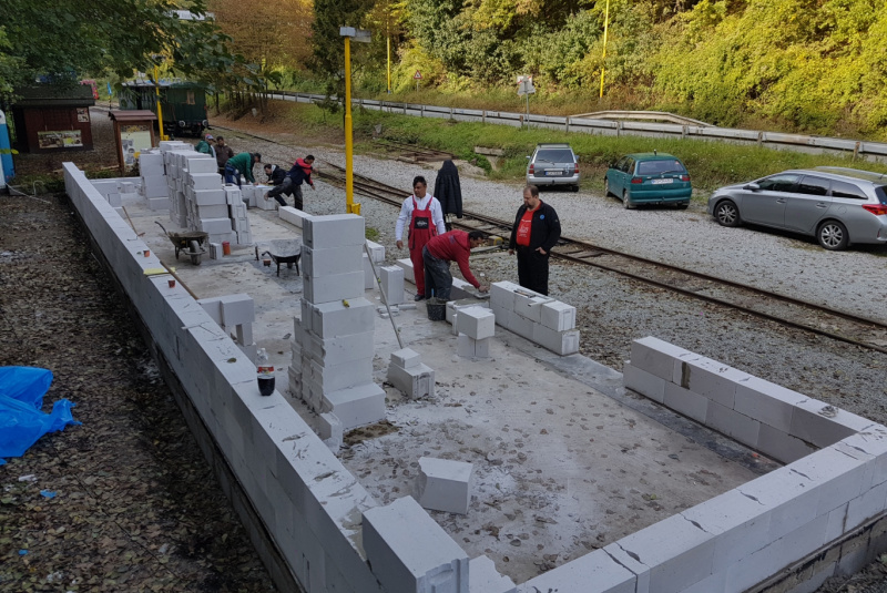 Staviame staničnú budovu Staviame staničnú budovu