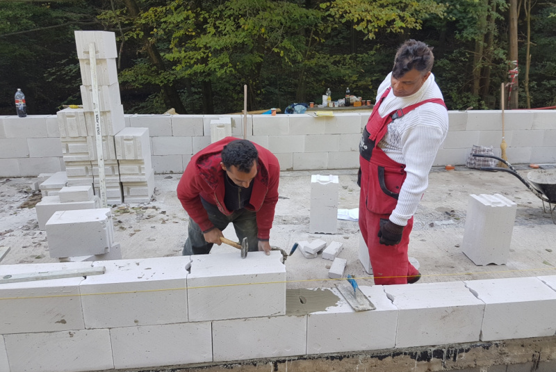 Staviame staničnú budovu Staviame staničnú budovu