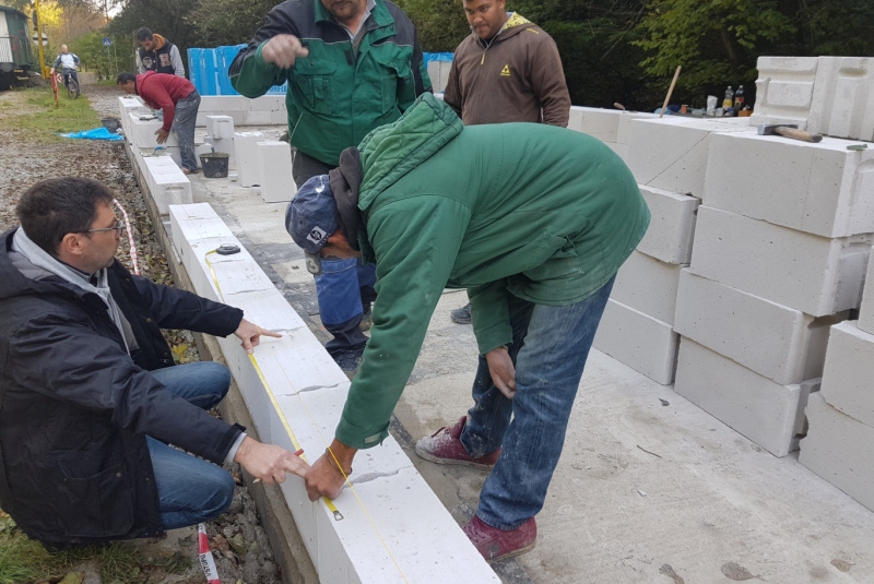 Staviame staničnú budovu Staviame staničnú budovu