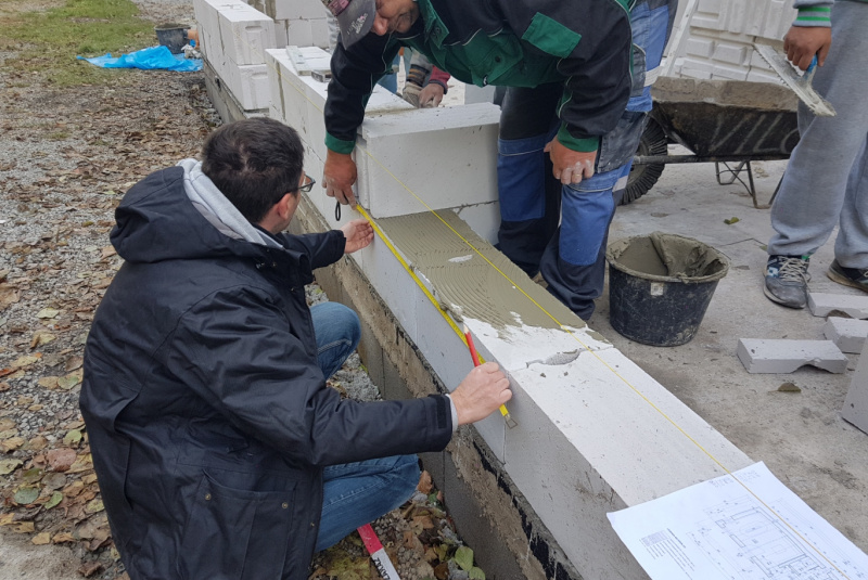 Staviame staničnú budovu Staviame staničnú budovu