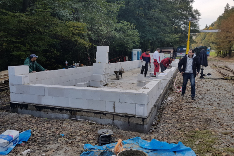 Staviame staničnú budovu Staviame staničnú budovu