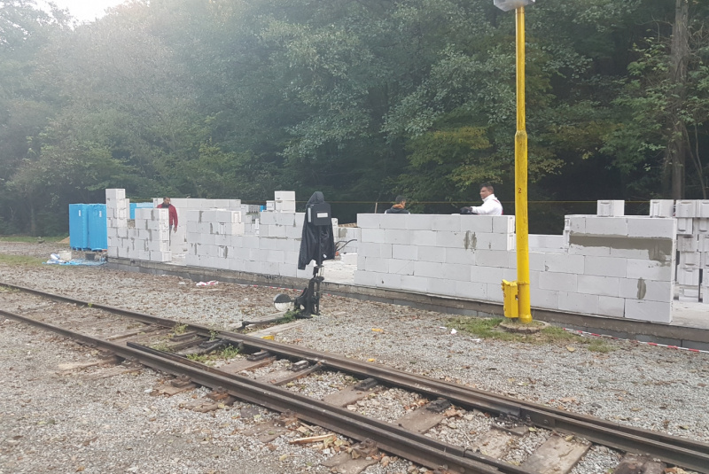 Staviame staničnú budovu Staviame staničnú budovu