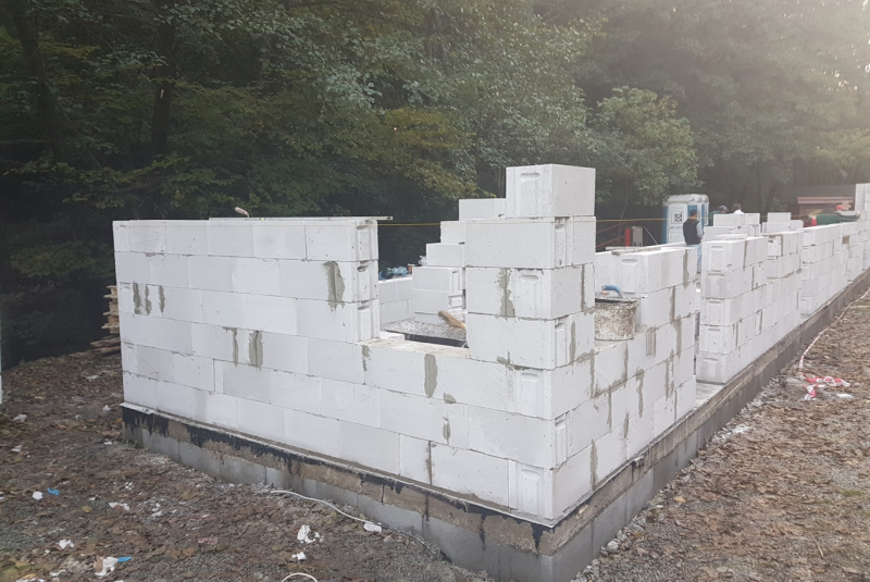 Staviame staničnú budovu Staviame staničnú budovu