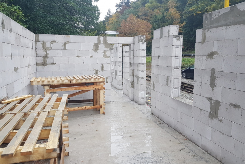 Staviame staničnú budovu Staviame staničnú budovu