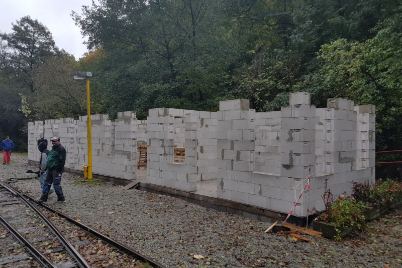 Staviame staničnú budovu Staviame staničnú budovu