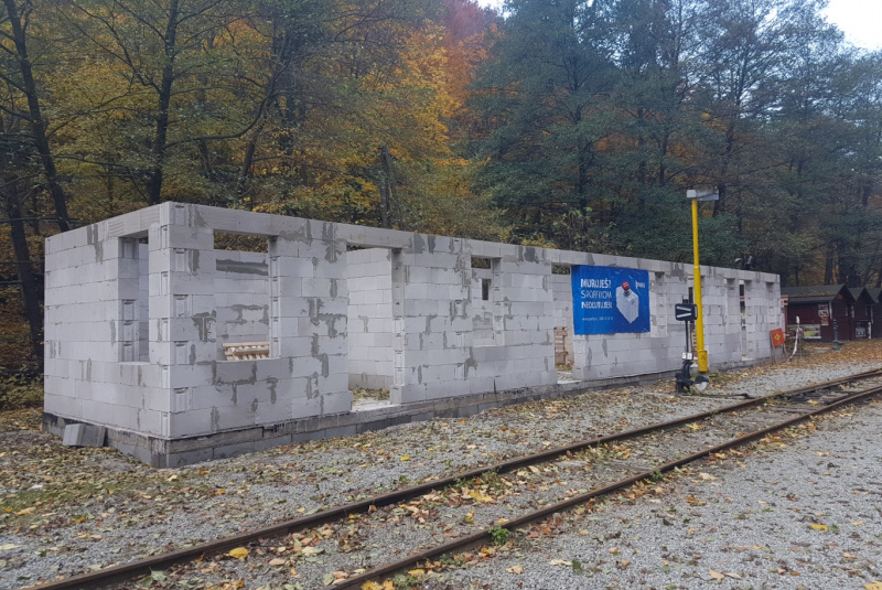 Staviame staničnú budovu Staviame staničnú budovu