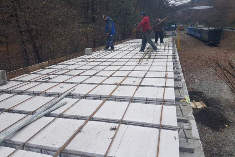 Staviame staničnú budovu Staviame staničnú budovu