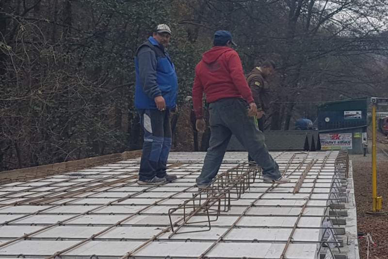 Staviame staničnú budovu Staviame staničnú budovu