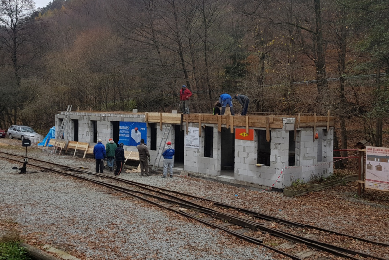 Staviame staničnú budovu Staviame staničnú budovu