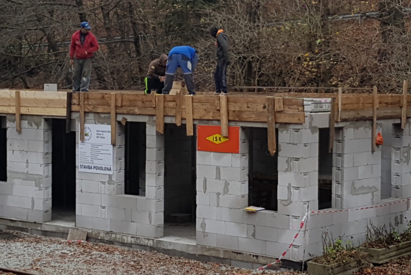 Staviame staničnú budovu Staviame staničnú budovu