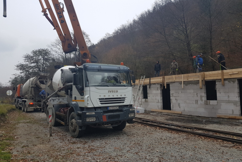 Staviame staničnú budovu Staviame staničnú budovu