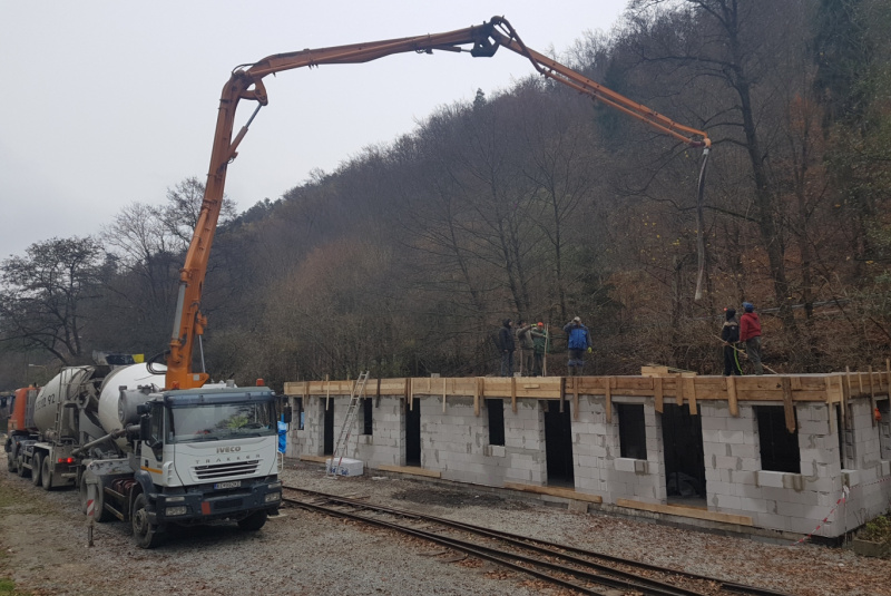 Staviame staničnú budovu Staviame staničnú budovu