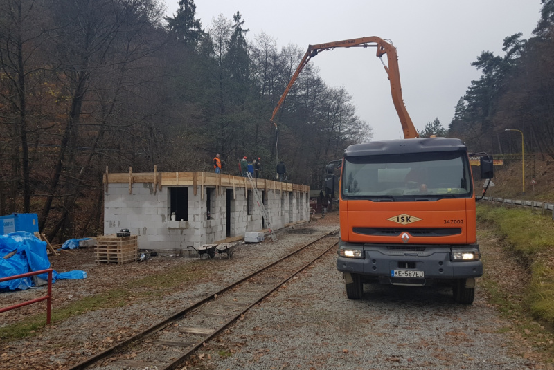 Staviame staničnú budovu Staviame staničnú budovu