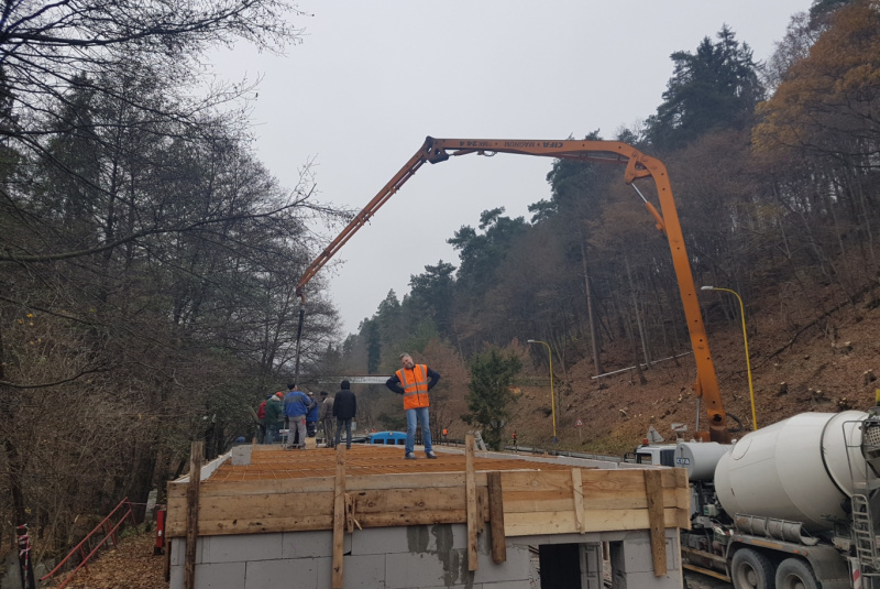 Staviame staničnú budovu Staviame staničnú budovu