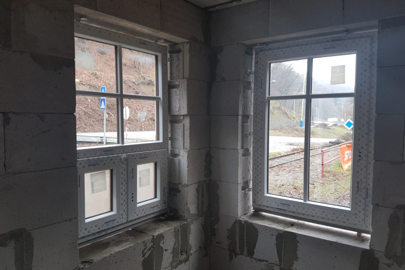 Staviame staničnú budovu Staviame staničnú budovu