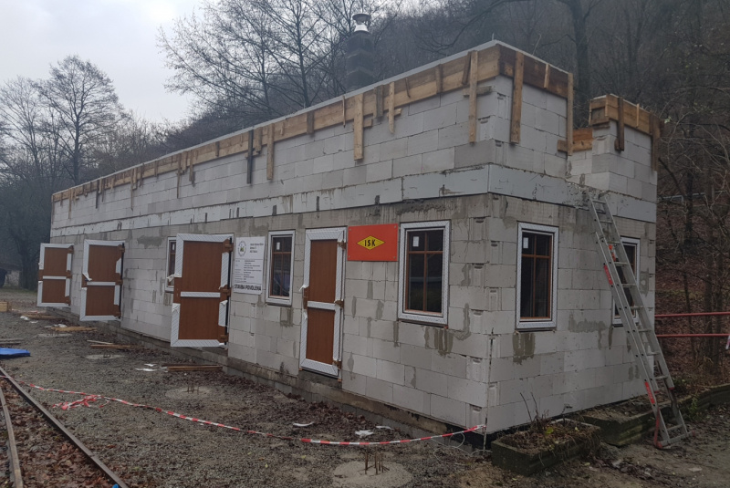 Staviame staničnú budovu Staviame staničnú budovu