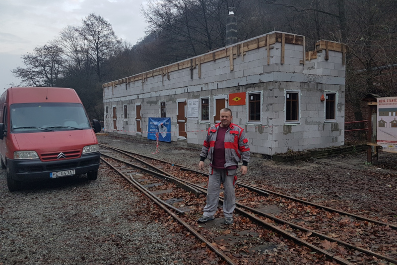 Staviame staničnú budovu Staviame staničnú budovu