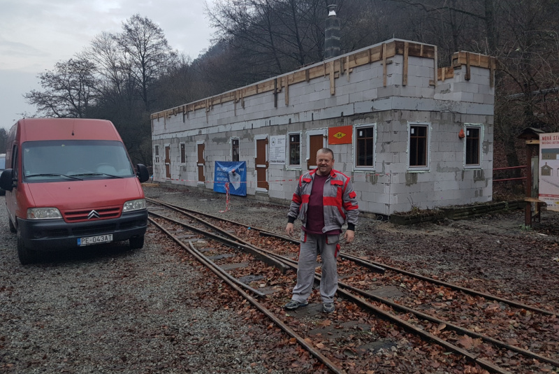 Staviame staničnú budovu Staviame staničnú budovu