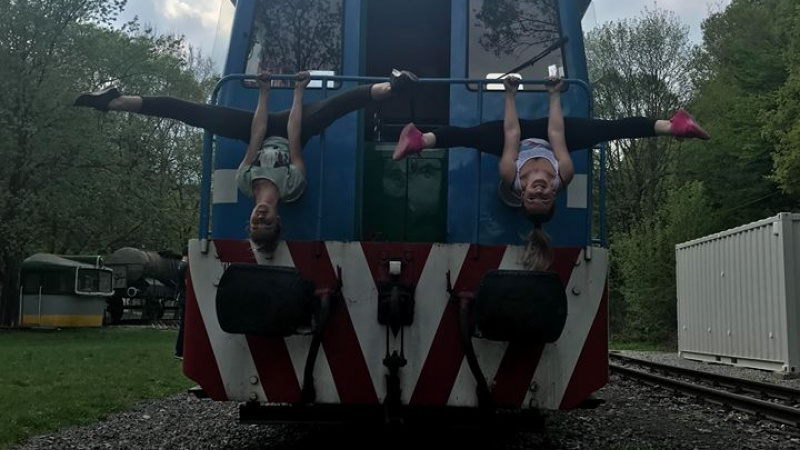  POLE DANCE na železnici
