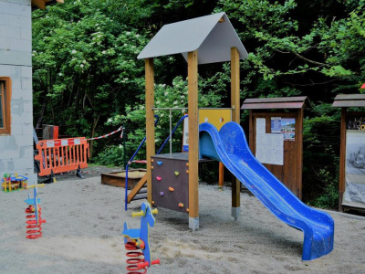 Ihrisko pre detskú železnicu a živý plot