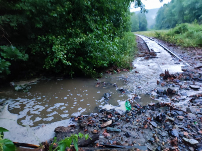 Trať zaplavilo blato, kamene a drevo