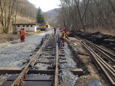 Ukradli nám podvaly a štrk