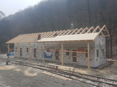 Výstavba staničnej budovy