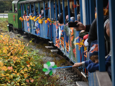 Zatváračka s parnými vlakmi, pamätnými lístkami a železničiarskym čajom